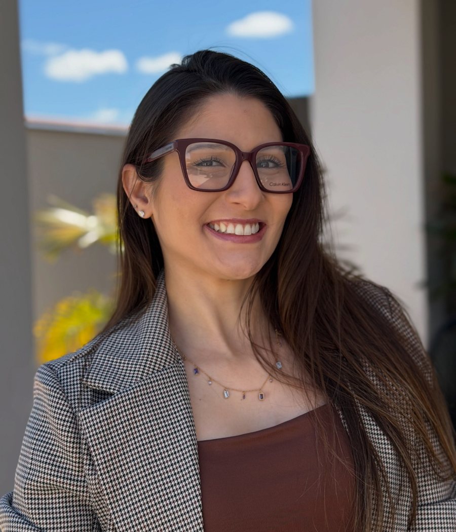 Cliente sorrindo com óculos de grau Calvin Klein de armação vinho